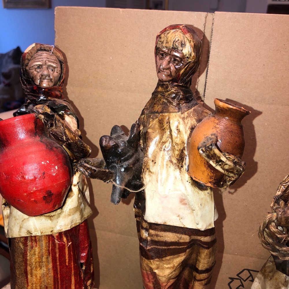 VINTAGE HANDMADE MEXICAN FOLK ART PAPER MACHE MAN CARRYING CRATE WITH BERRIE SET